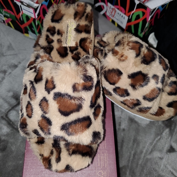 Skechers Memory Foam Leopard Slides - Picture 7 of 8